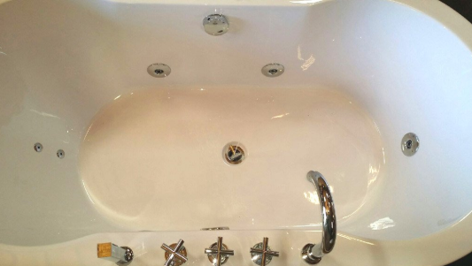 Hydrotherapy Whirlpool Jetted Bathtub – Freestanding Indoor Soaking Spa Tub with Jets, Shower Wand & Faucet - White