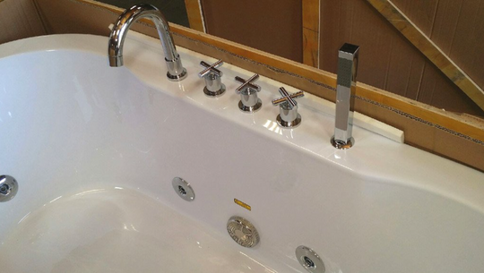 Hydrotherapy Whirlpool Jetted Bathtub – Freestanding Indoor Soaking Spa Tub with Jets, Shower Wand & Faucet - White